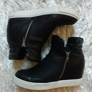Steve Madden size 9 black leather wedges